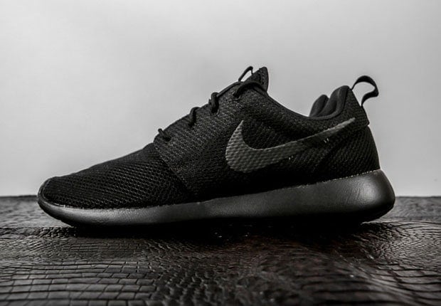 Nike Roshe One ‘Triple Black’ Now Available