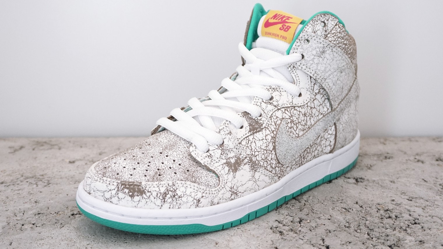 Dunk-High-Flamingo3-1520x855