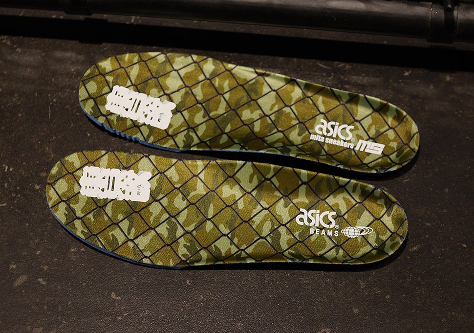 beams-x-mita-x-asics-gel-lyte-lll-souvenir-jacket-6
