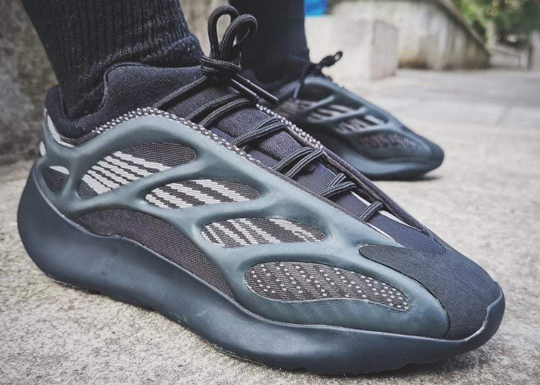 adidas Yeezy 700 V3 “balck”