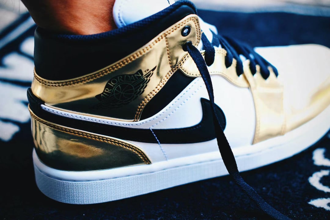 Air Jordan 1 Mid Se Metallic Gold