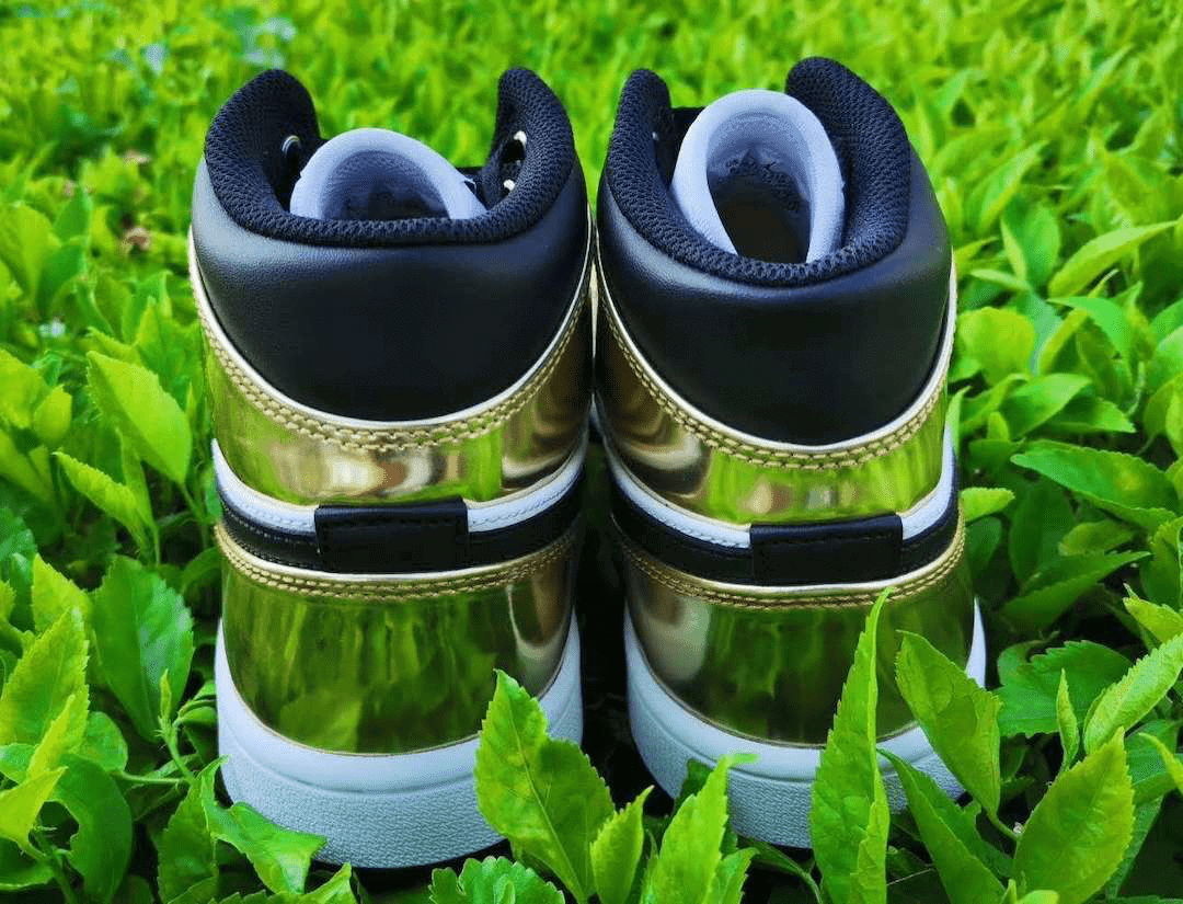 Air Jordan 1 Mid "Metallic Gold"