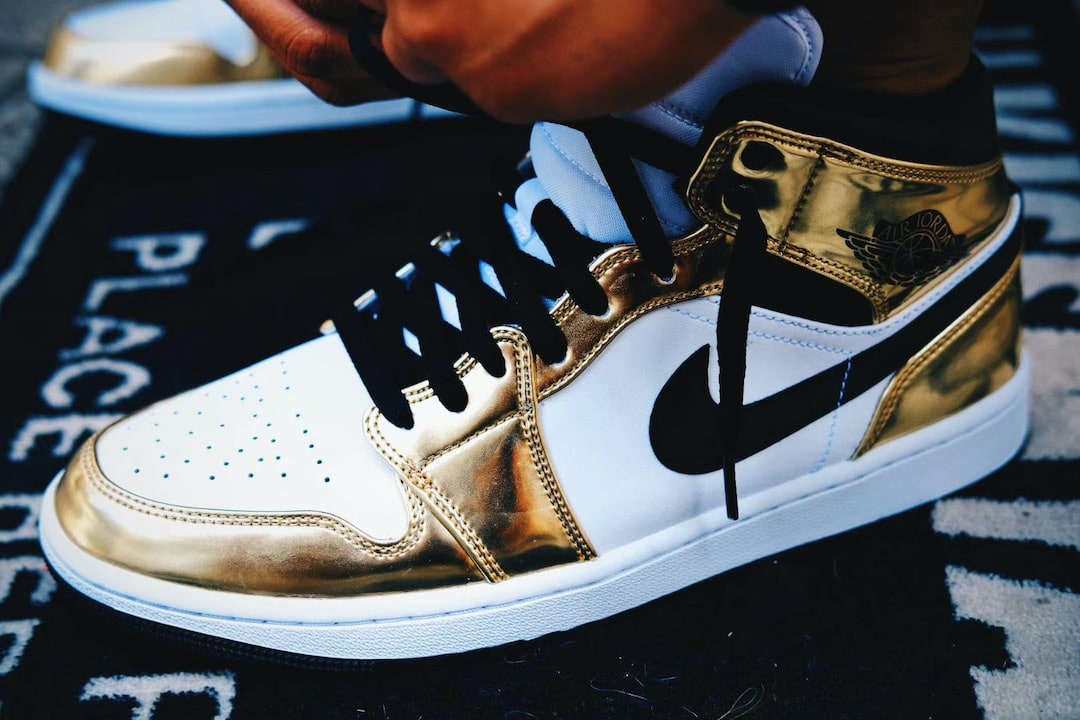 Air Jordan 1 Mid Se Metallic Gold