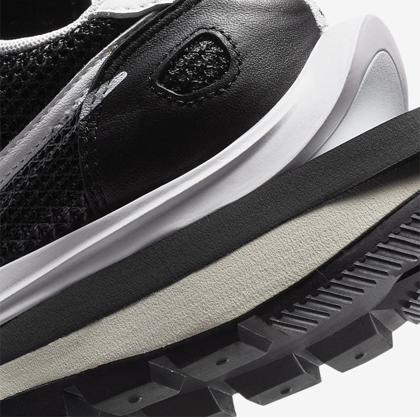 Sacai X Nike Vaporwaffle 'black/white'