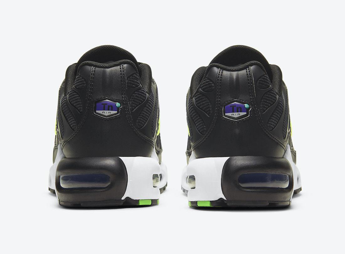 Black Corduroy Equips the Latest Air Max Plus