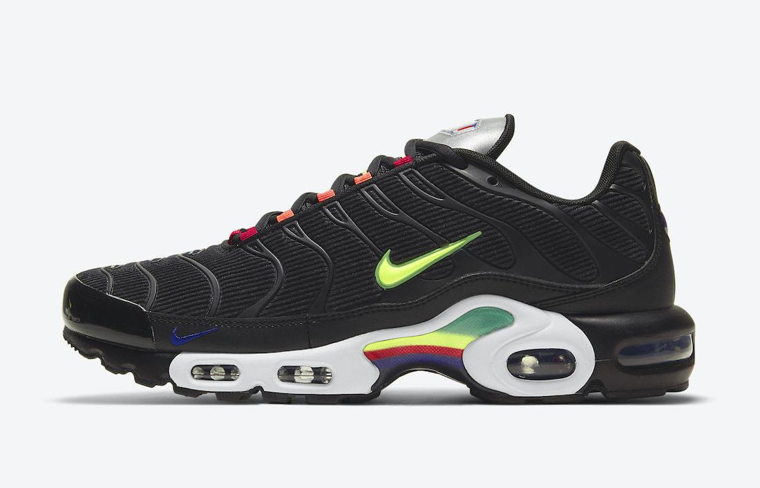 Black Corduroy Equips the Latest Air Max Plus