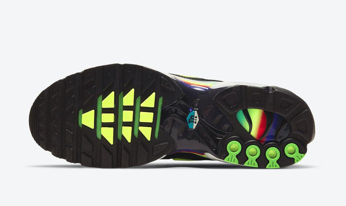Black Corduroy Equips the Latest Air Max Plus