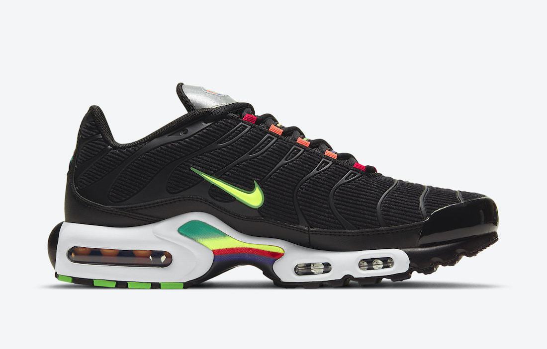 Black Corduroy Equips the Latest Air Max Plus