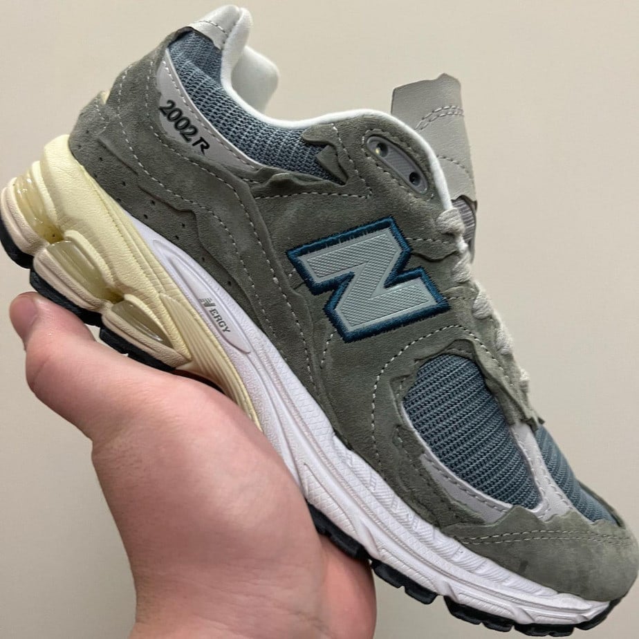 new balance 2002r refined future