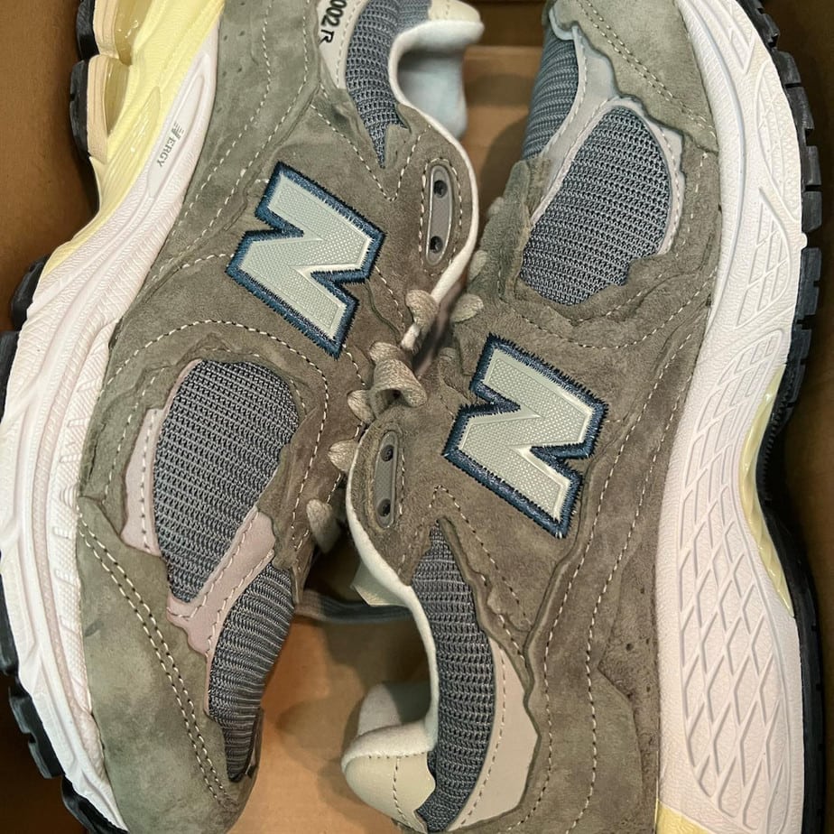 new balance 2002r refined future