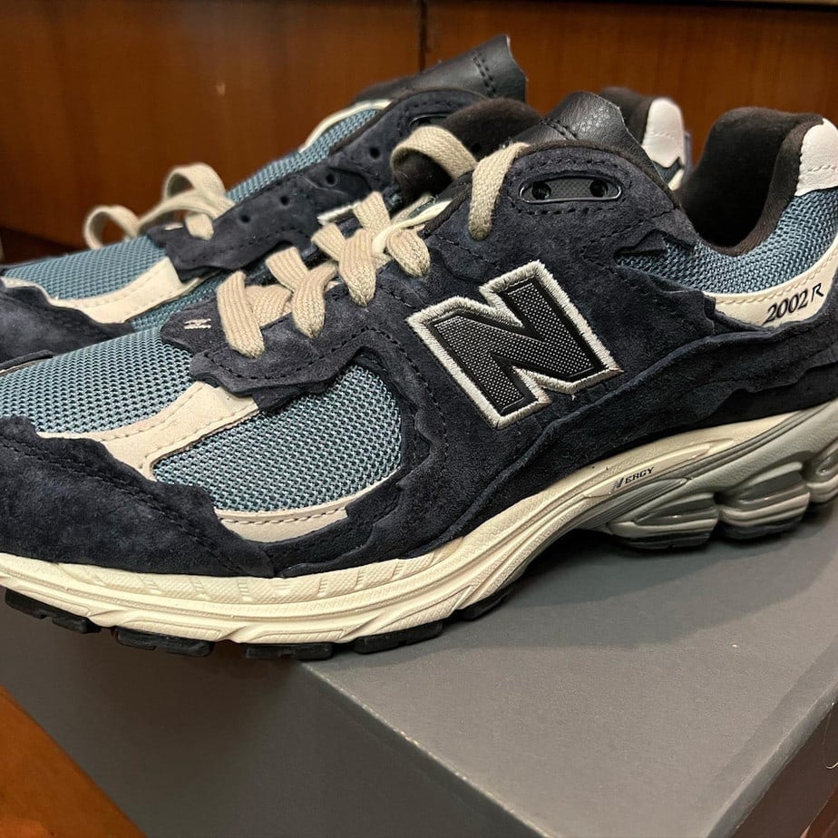 new balance 2002r refined future