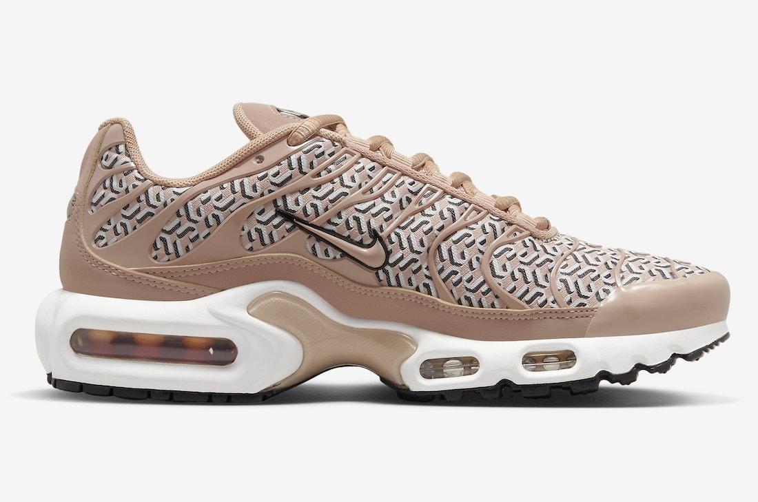 Nike-Air-Max-Plus-United-in-Victory-FB2557-200-4