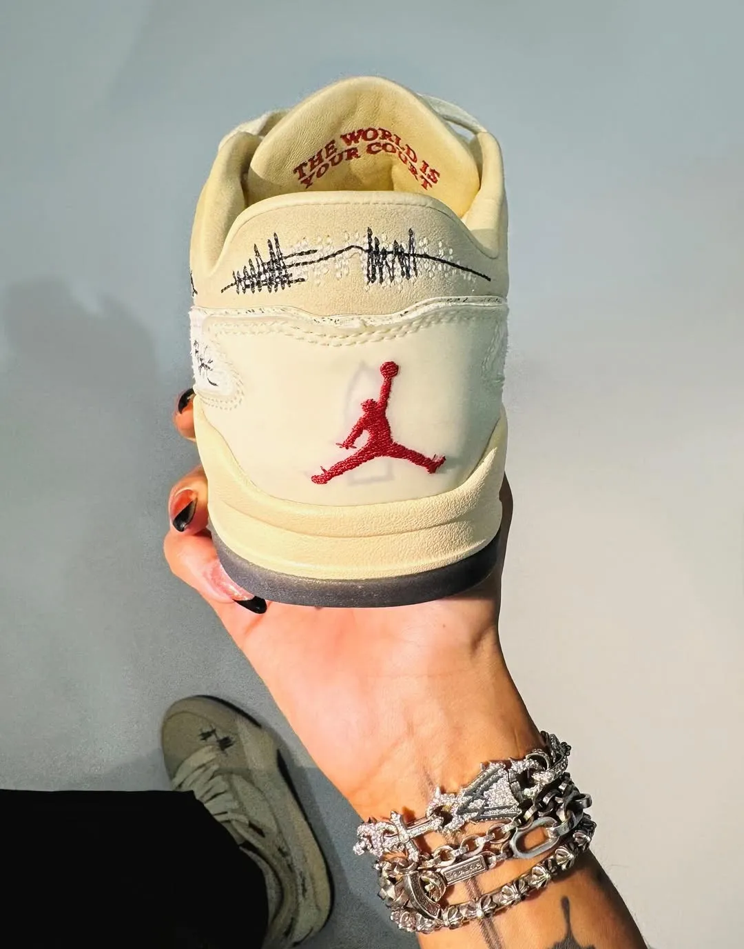 Who Decides War Jordan Flight Court Cream HQ2958-100