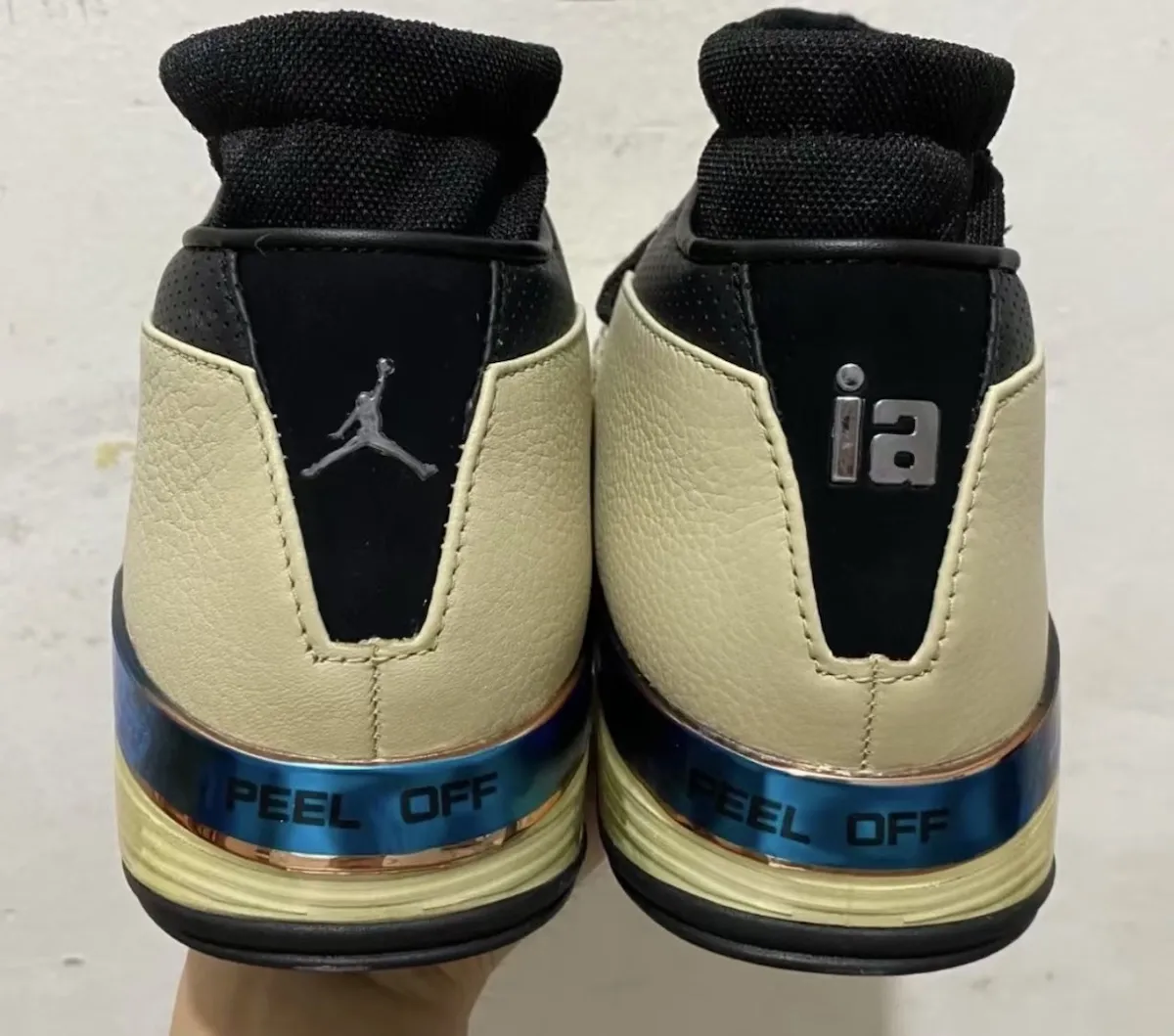 Infinite Archives Air Jordan 17 Beach IH0177-200 in hand