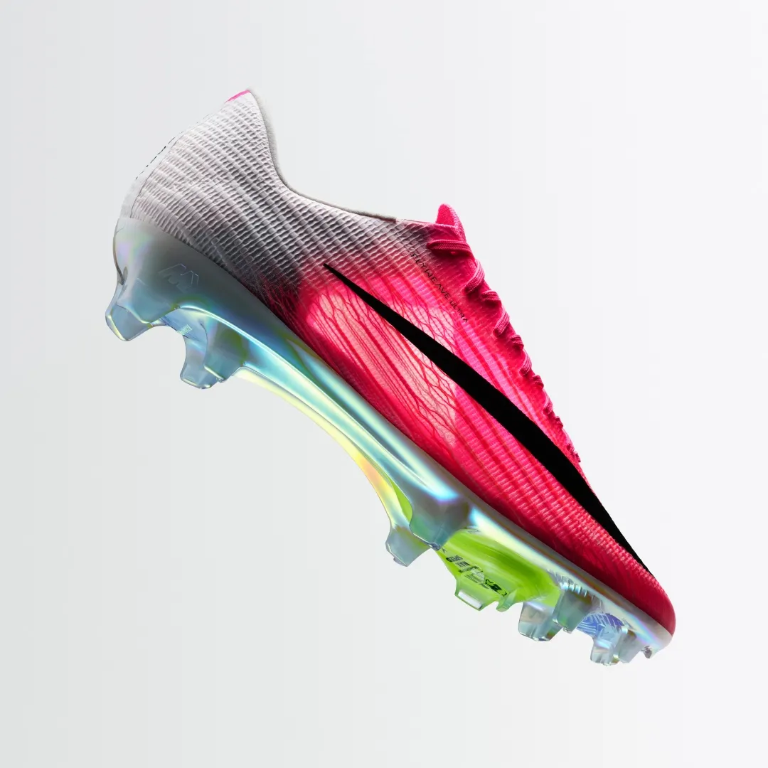 Lateral view of the Nike Mercurial Superfly 11, crimson FlyWeave Ultra fading to a low-cut white heel