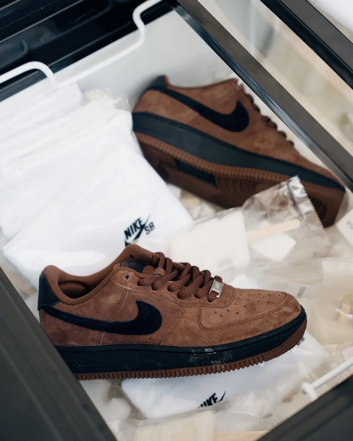 Nike SB Air Force 1 Light Chocolate Black HM8517-201 2