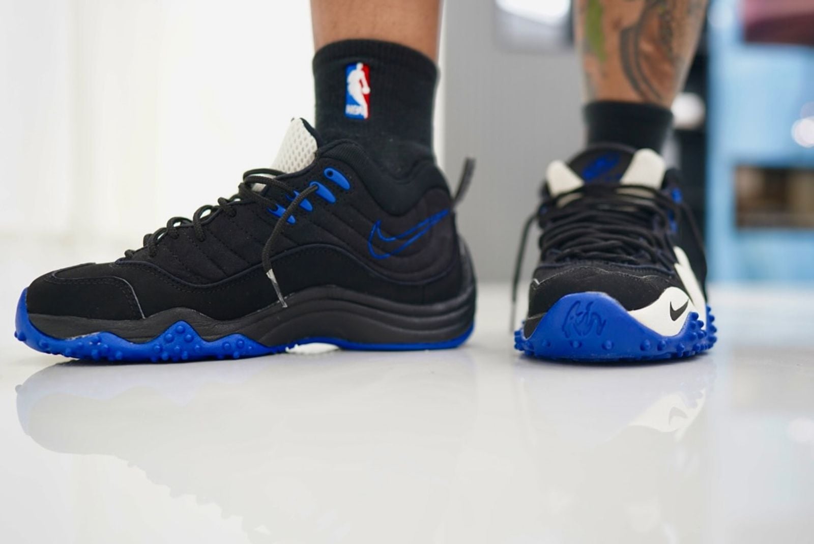 Toe-down detail of the Zoom Flight 5 retro with the embossed Kidd signature script near the white wave midsole