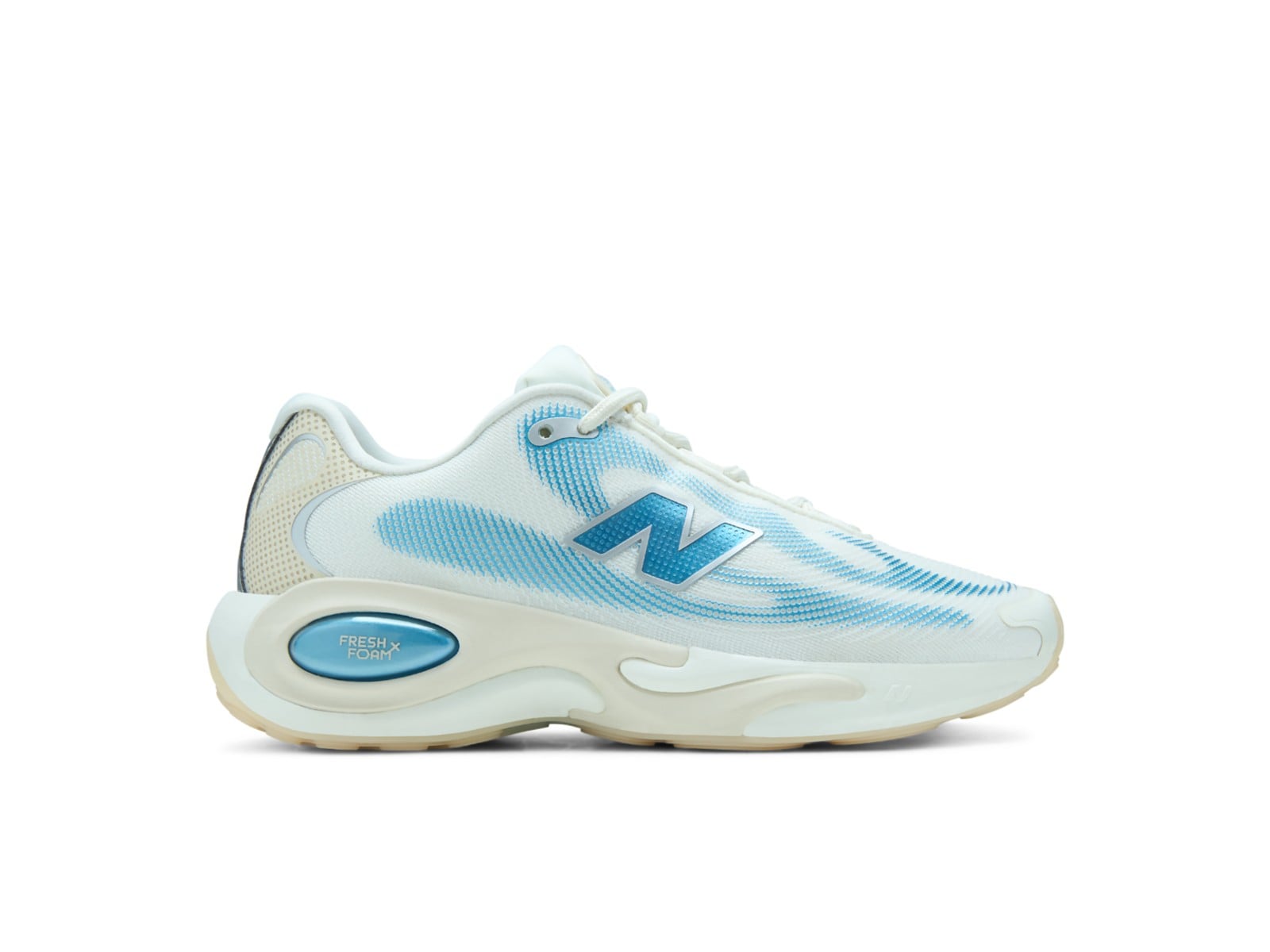 Lateral view of the women's AC Runner "Sea Salt", white mesh with an icy blue wave print and metallic blue N logo