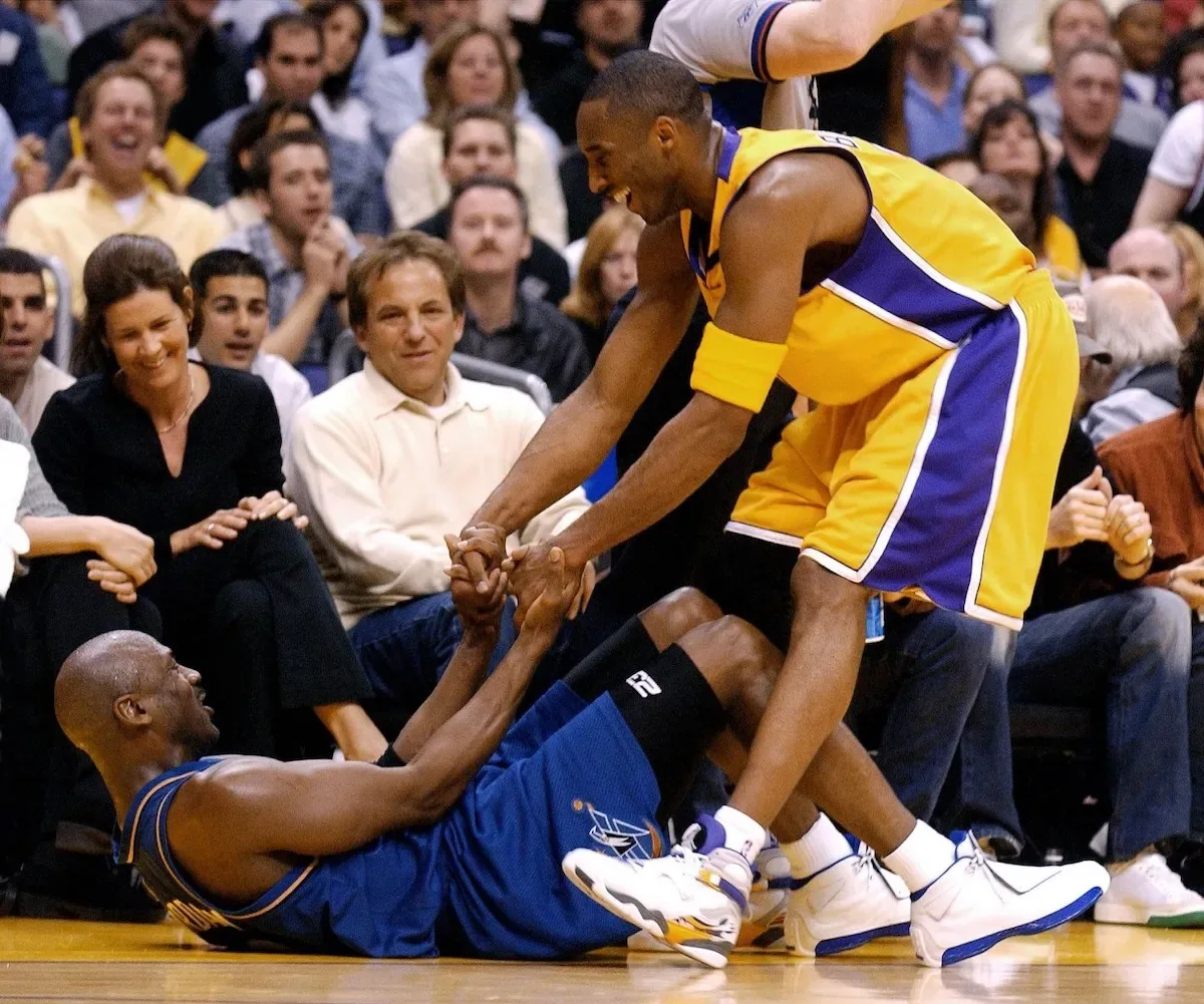 archival nba court photo, kobe bryant helping a fallen player up, Bryant PE Pack