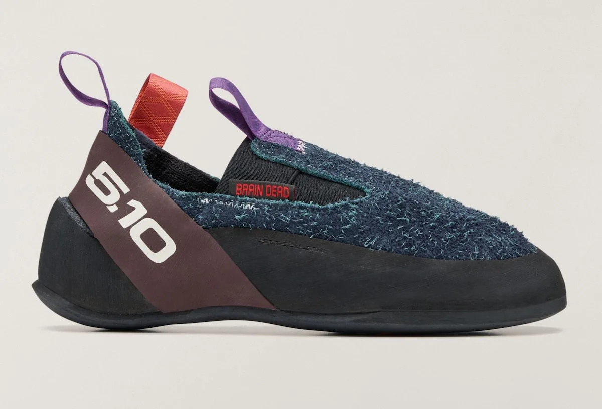 lateral view of navy slip-on climbing shoe with maroon heel panel and 5.10 logo, Approach and Niad