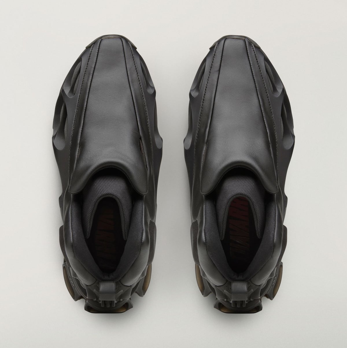 top-down view of black leather pair with black mesh tongues, Willy Mega Mid)