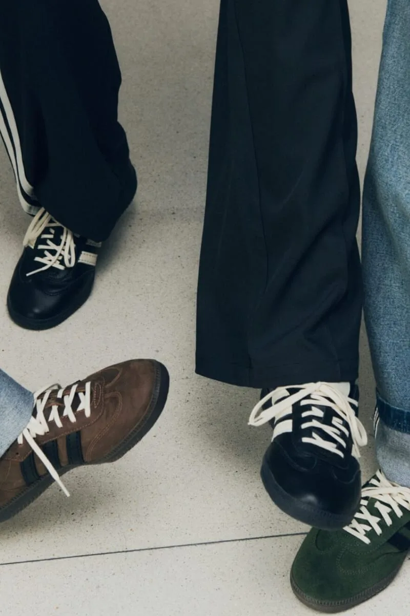 on-foot close-up, black, brown and green sneakers with cropped trousers, PRO SFTM 011)