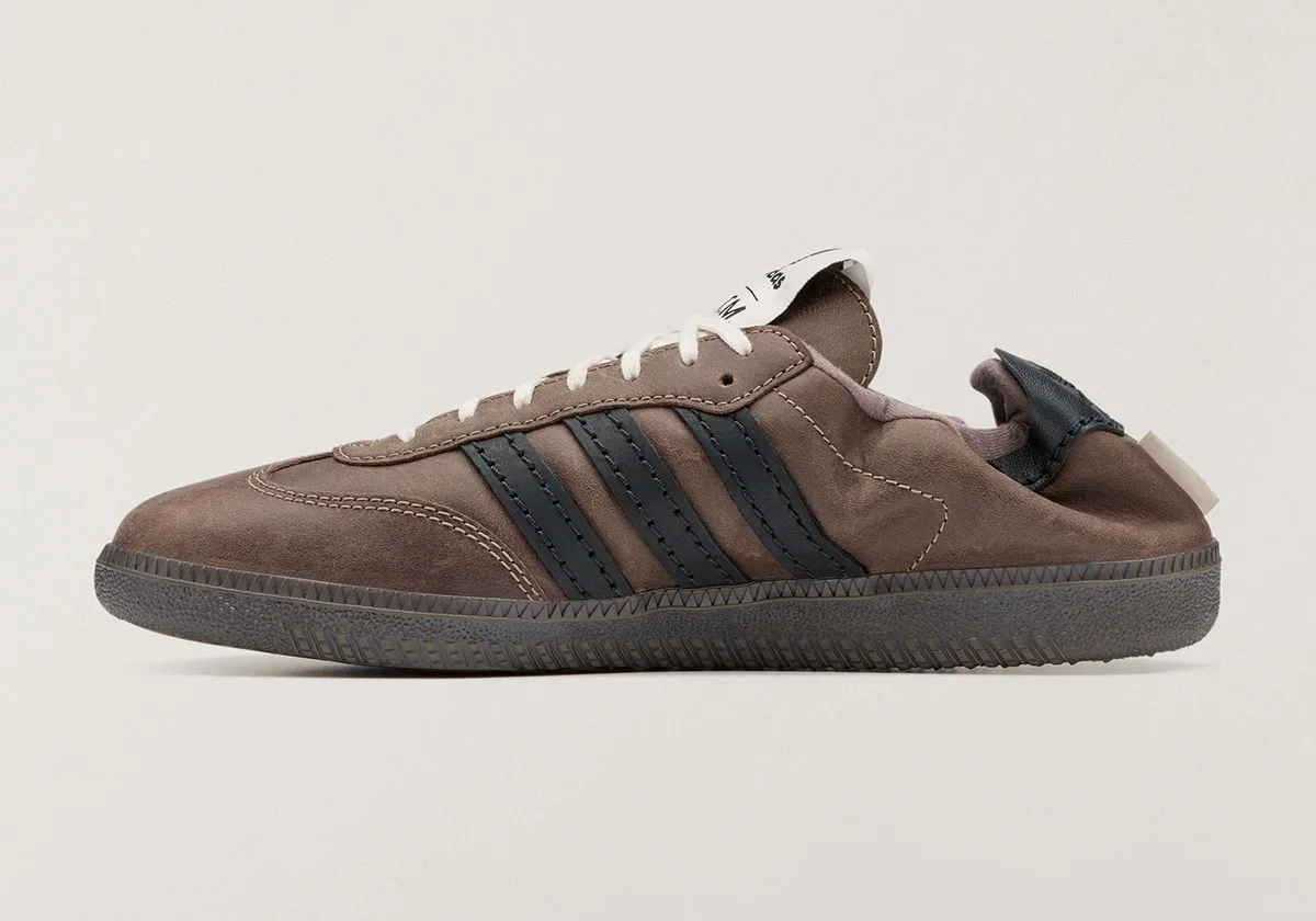 lateral view, brown suede Samba with black stripes and cream tongue tag, SL 72 Pro)