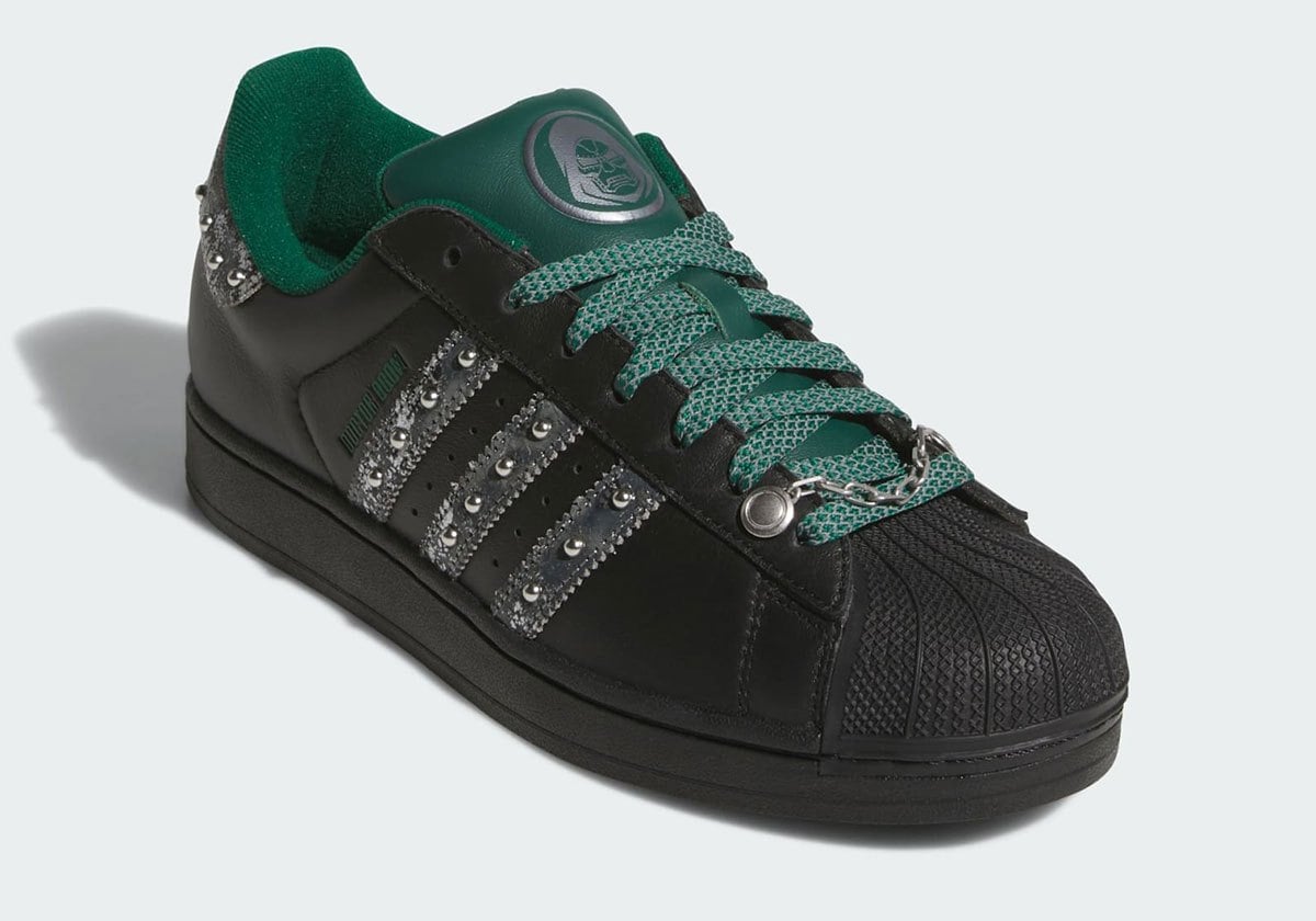 lateral view, black shoe with green tongue, skull badge and green laces, Avengers: Doomsday