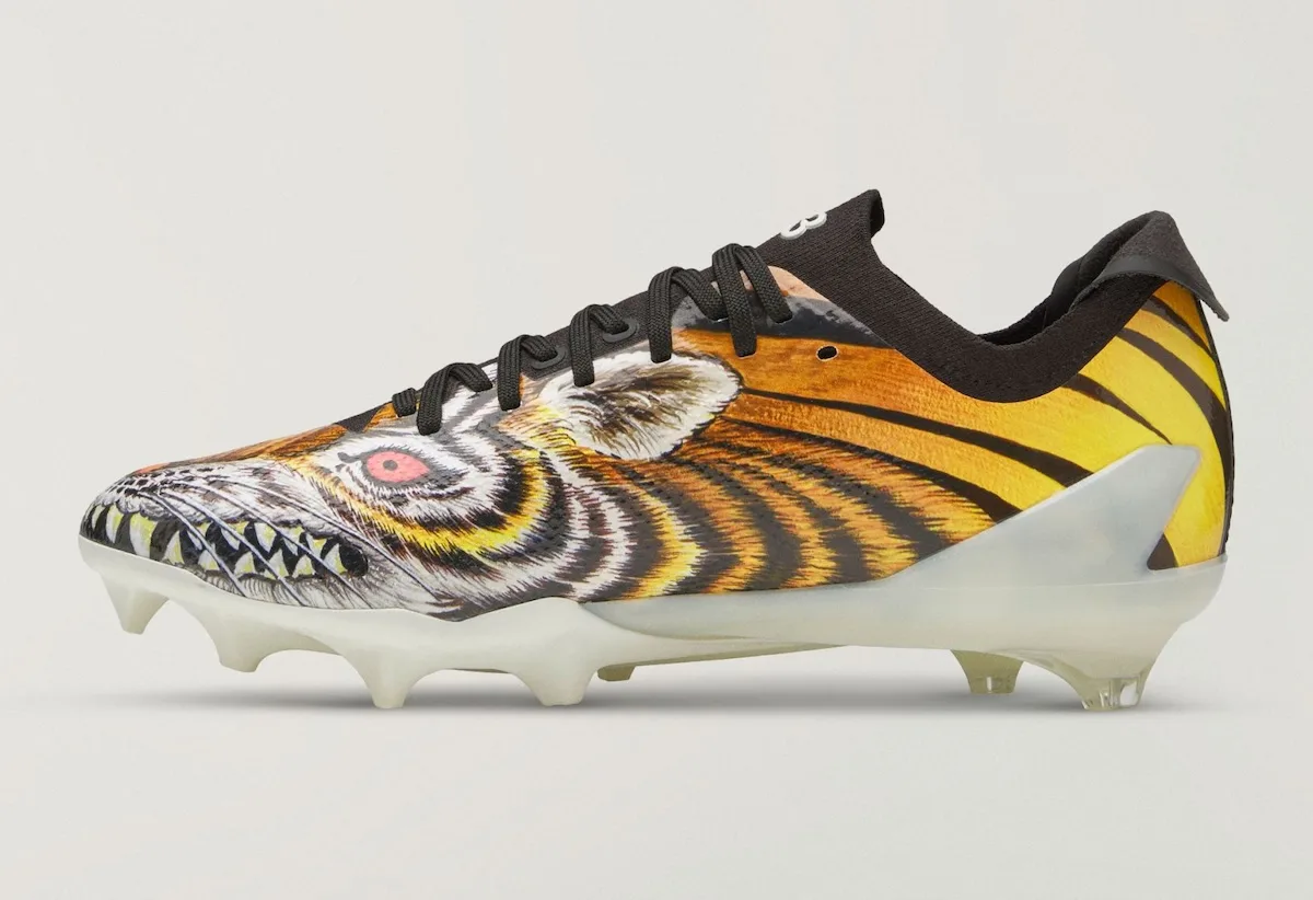 Lateral side, orange tiger face graphic with pink eye and black collar, Beast