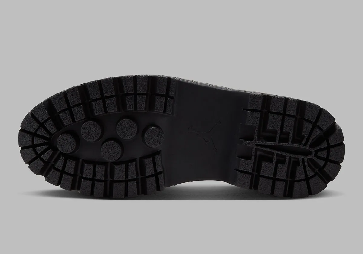 outsole with deep tread, circular traction pods and jumpman logo in black rubber, Jordan 1 Brooklyn