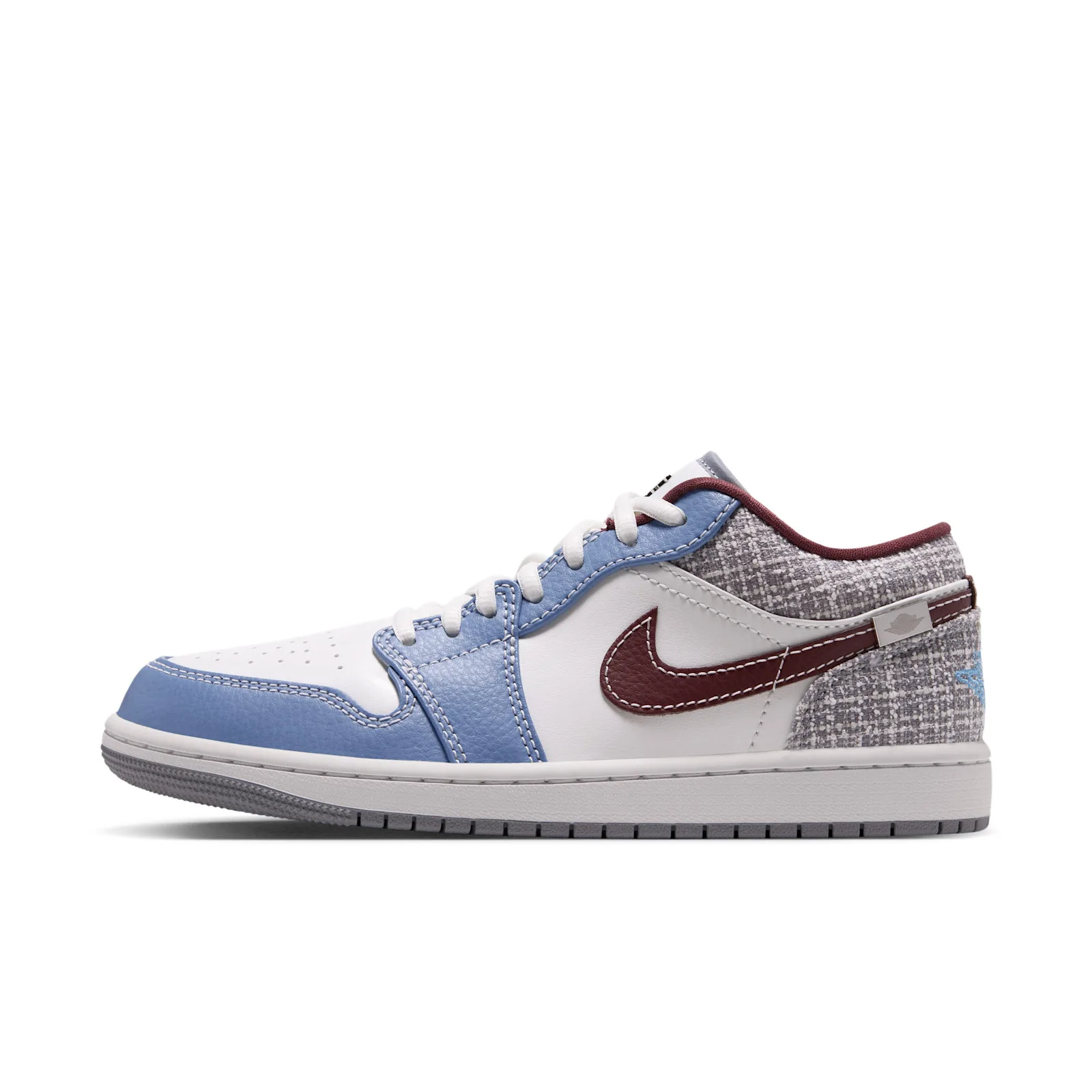 Lateral side view, blue toe overlay, maroon swoosh stitched on white panel, Bouclé