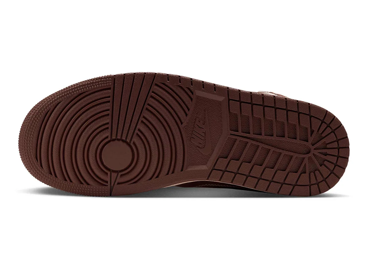 outsole close-up showing brown rubber tread and Nike branding, Cacao Wow/Rust Pink