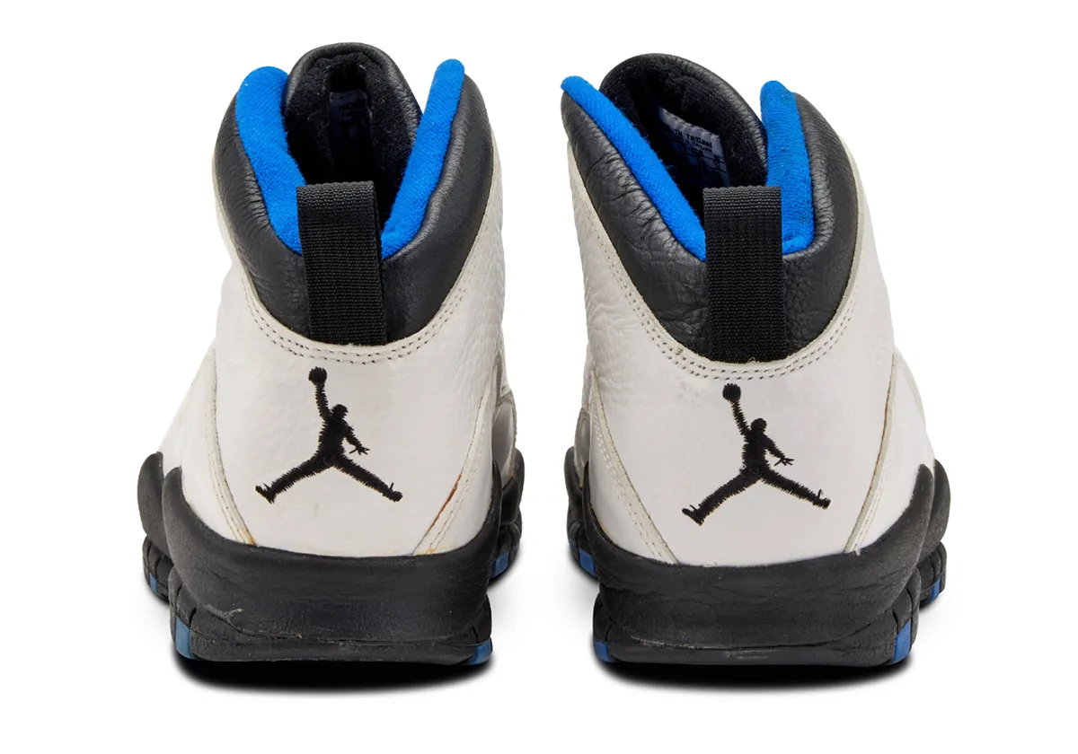 heel view of pair, black embroidered Jumpman logos and blue collar lining, Knicks