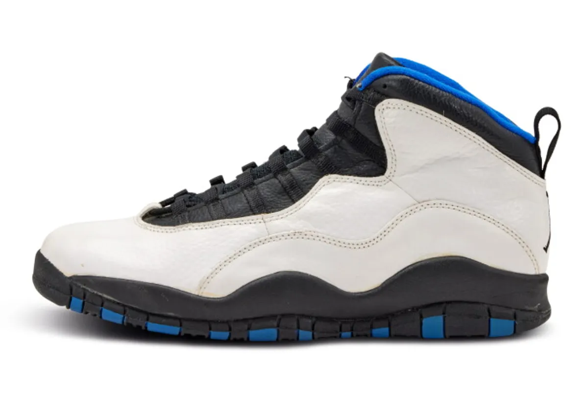 lateral view on other foot, white/black upper with blue tongue and collar, Knicks