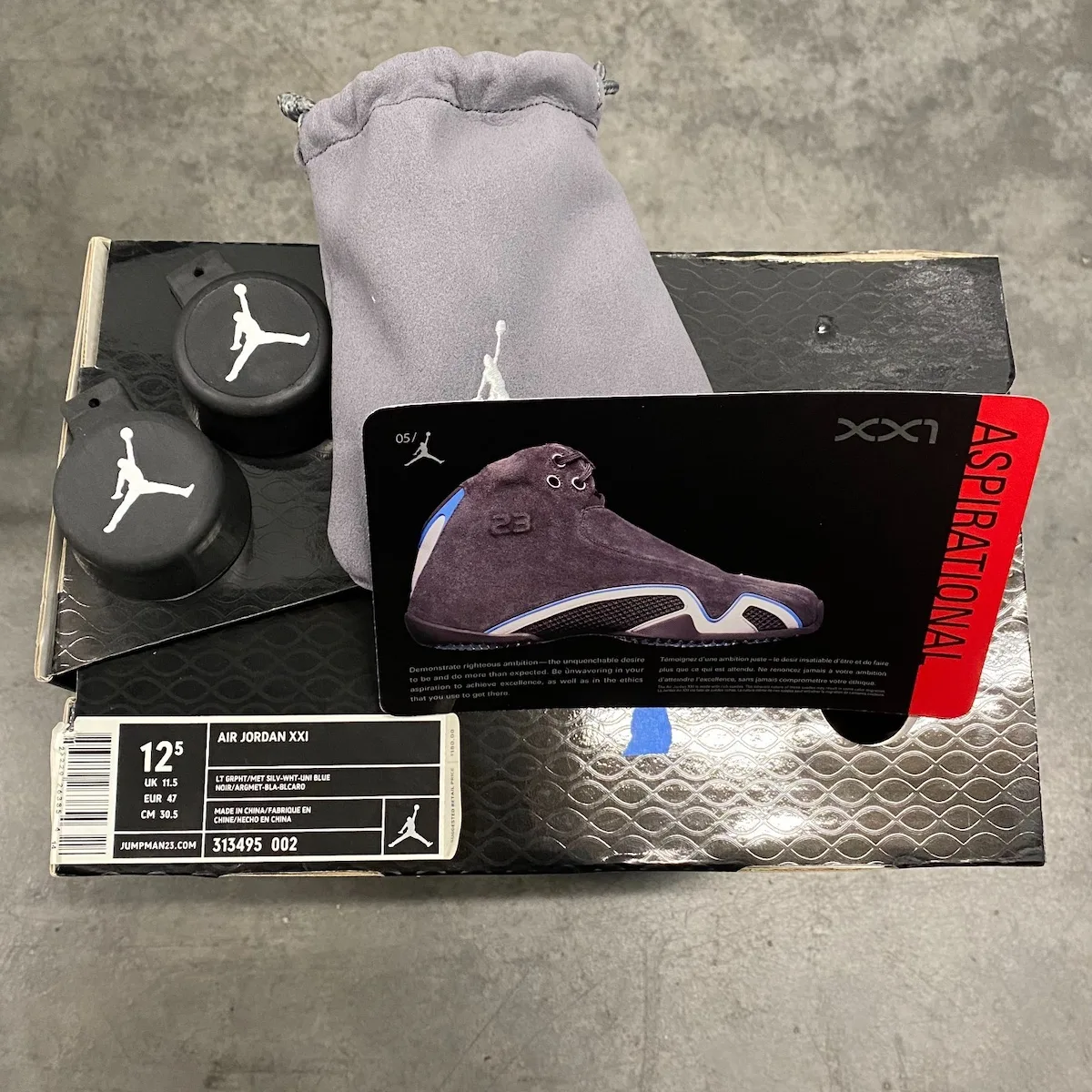 packaging detail with hangtag, Jumpman valve caps and grey dust bag on box, Light Graphite