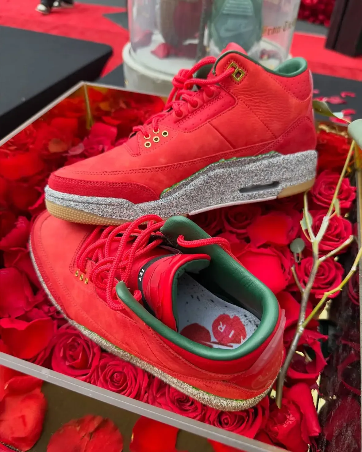 Toe and medial view on red roses, speckled midsole and green-lined tongue, Red