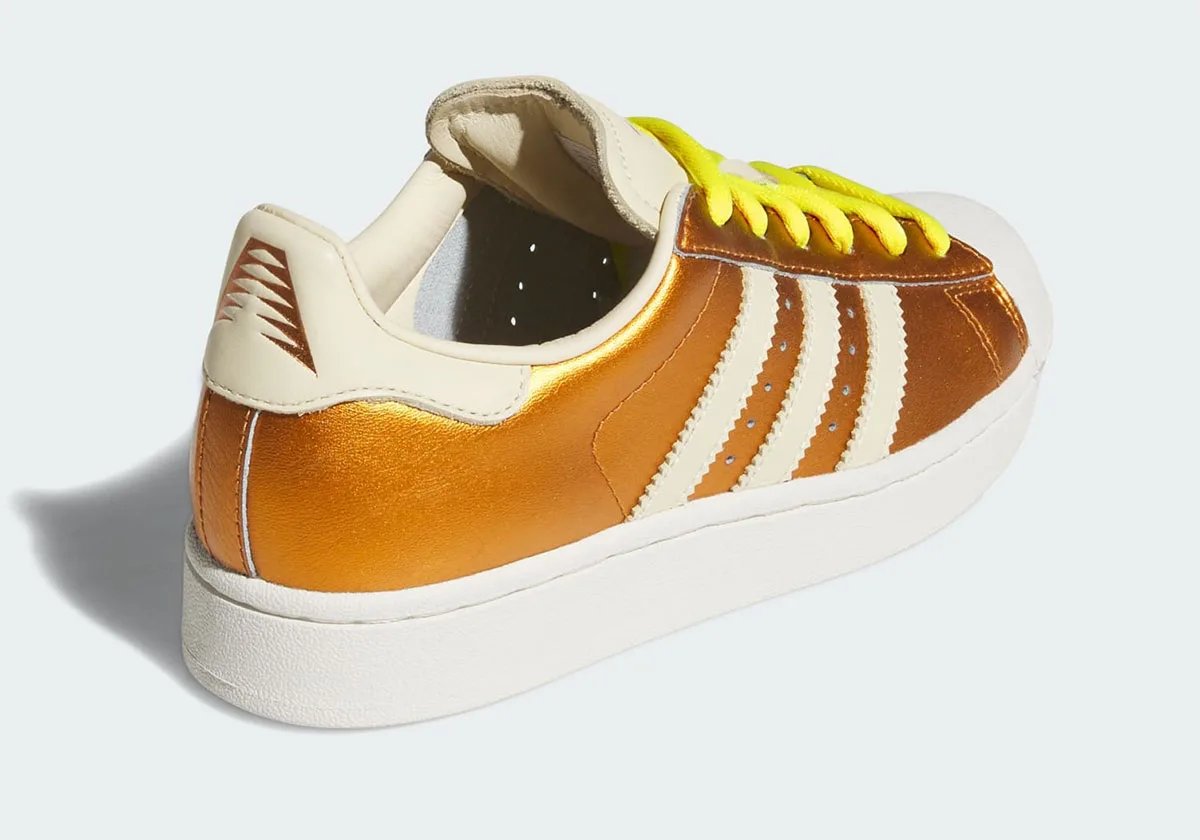 heel angle view, metallic gold quarter with cream heel tab and yellow laces, Metallic Gold