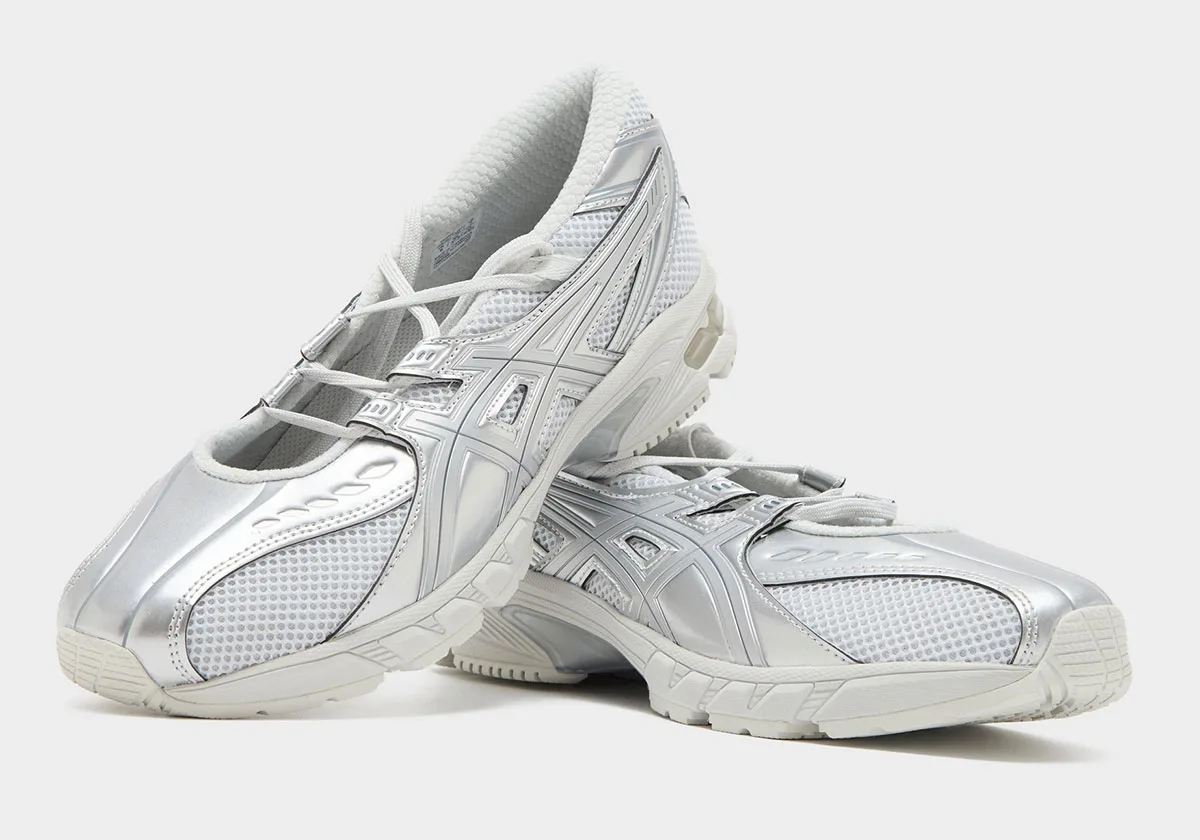 medial pair crossed, silver panels with elastic mary-jane strap over white mesh, GEL-DS Trainer Ballet