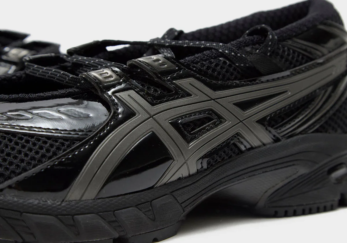 close-up detail, grey X-shaped overlays and lace loops on black patent upper, GEL-DS Trainer Ballet