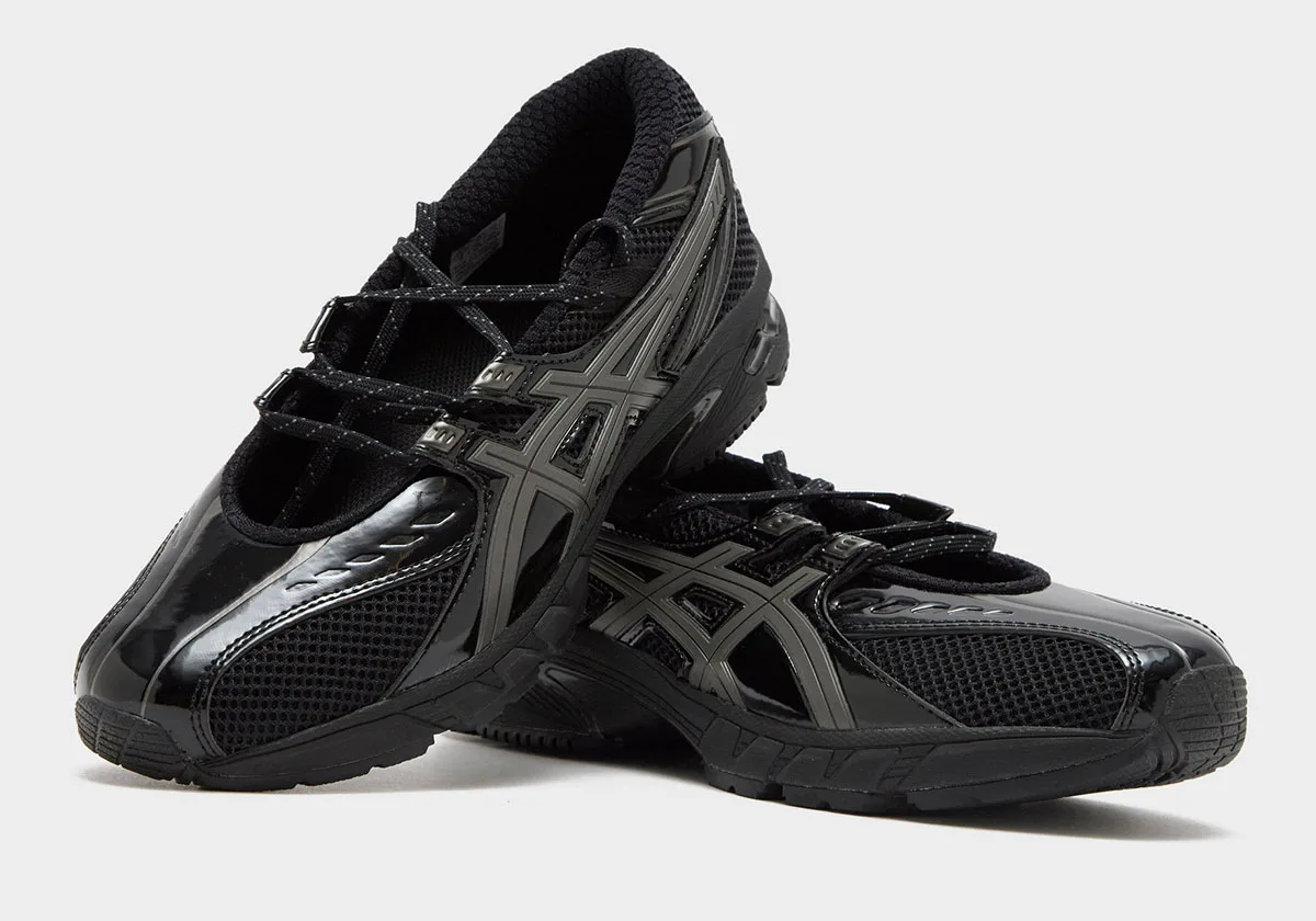 medial pair stacked, glossy black patent toe with dark grey X-overlays, GEL-DS Trainer Ballet