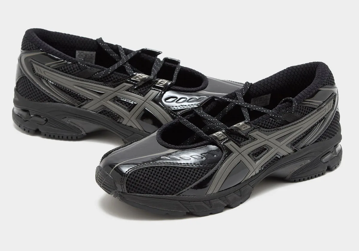 medial pair, glossy black patent toes with grey X-strap overlays crossed together, GEL-DS Trainer Ballet
