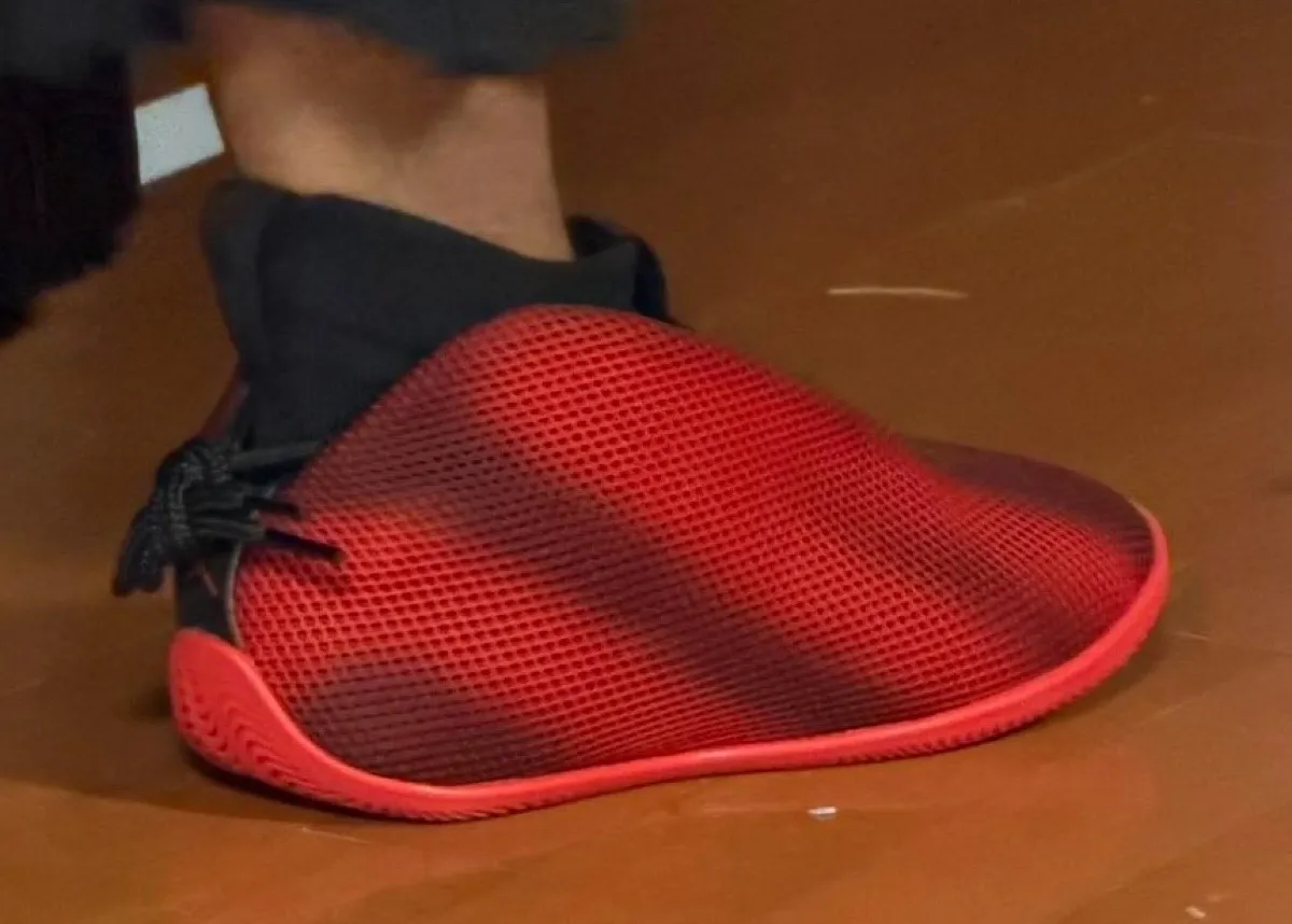 On-foot toe view, red mesh upper with black gradient and black collar, Jordan Vail