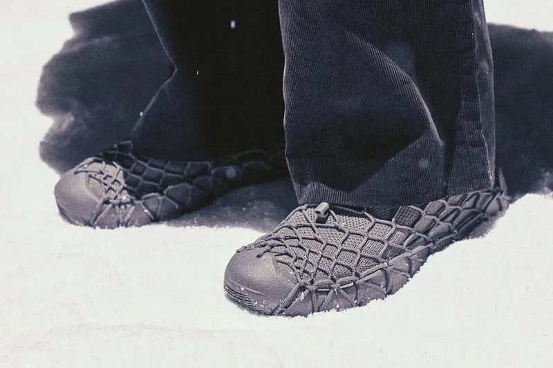 on-foot close-up, black webbed sneakers standing in snow, x N.HOOLYWOOD COMPILE