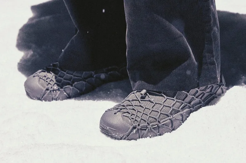 on-foot, black pair with webbed lacing worn in snow, corduroy trousers, x N.HOOLYWOOD COMPILE