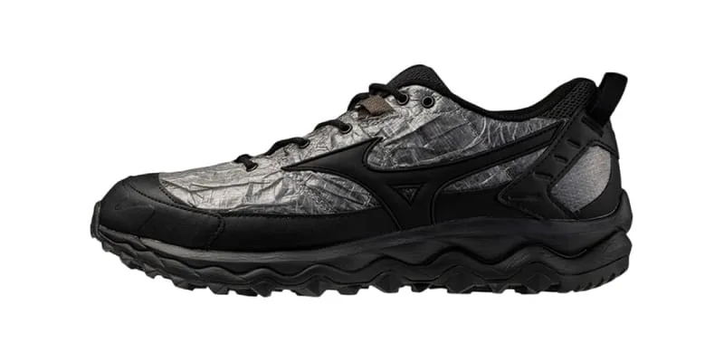 lateral close-up: grey crinkled foil upper texture with black heel panel, Black