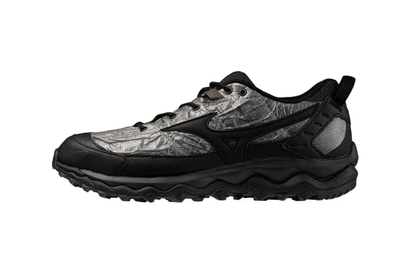 lateral view: black toe cap and heel counter over grey foil-print upper, Black