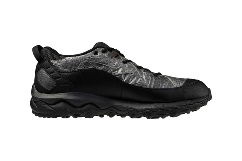 lateral view: black ribbed heel overlay panel and pointed black toe, Black