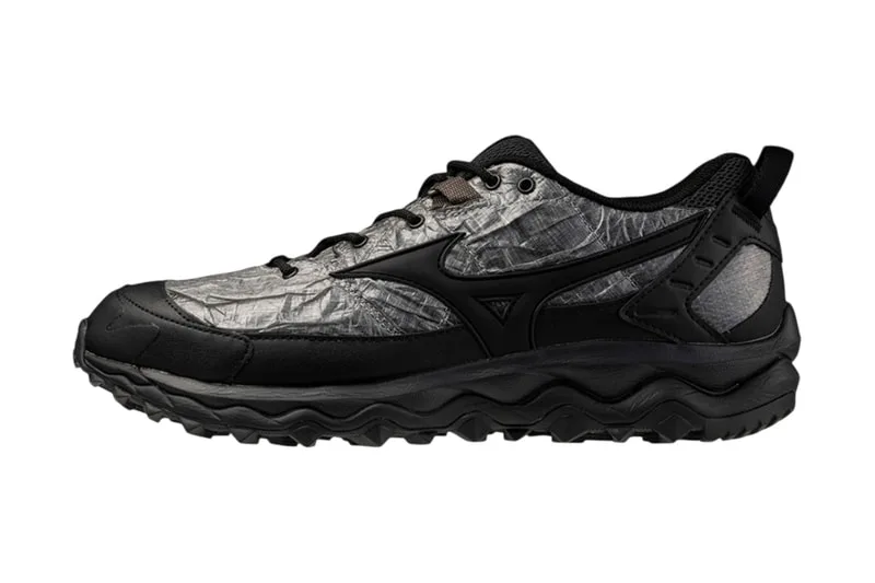 lateral view: cracked silver-grey upper with black mudguard and bird-wing logo, Black