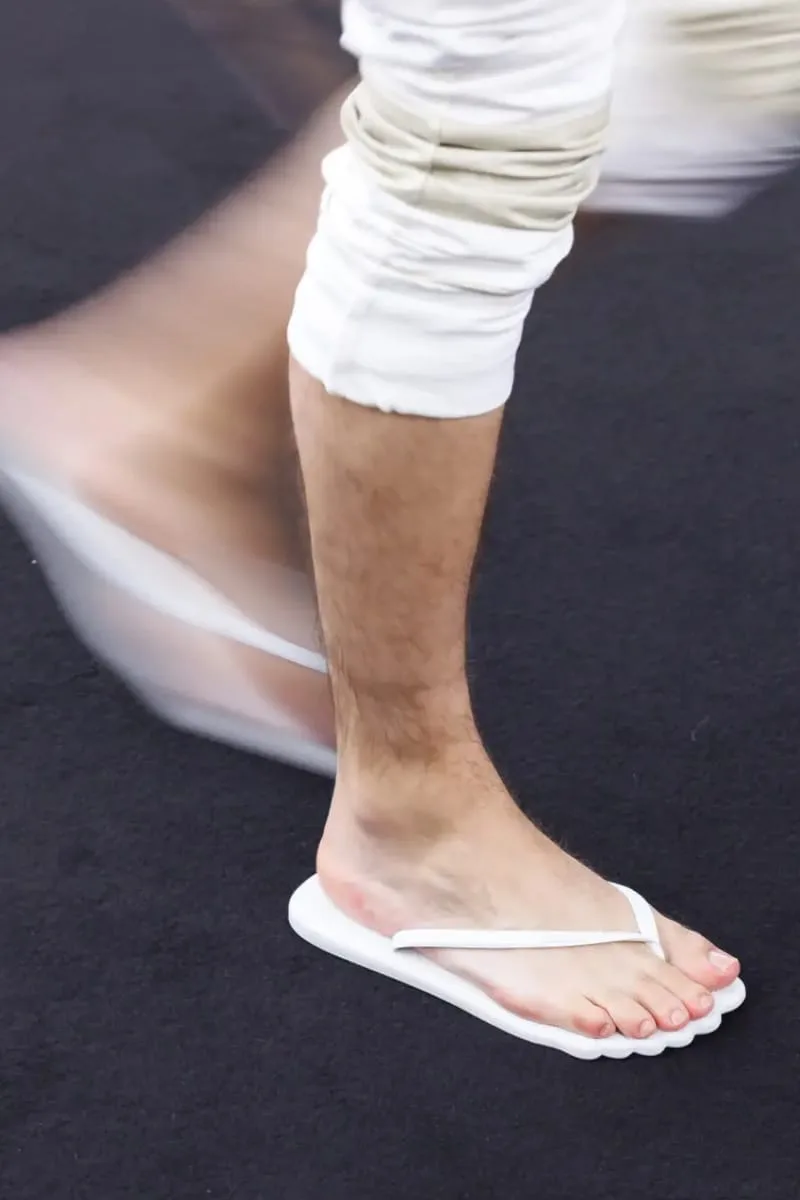 close-up on-foot white ridged sole with white strap, motion blur, Havaianas Slim 6Toe