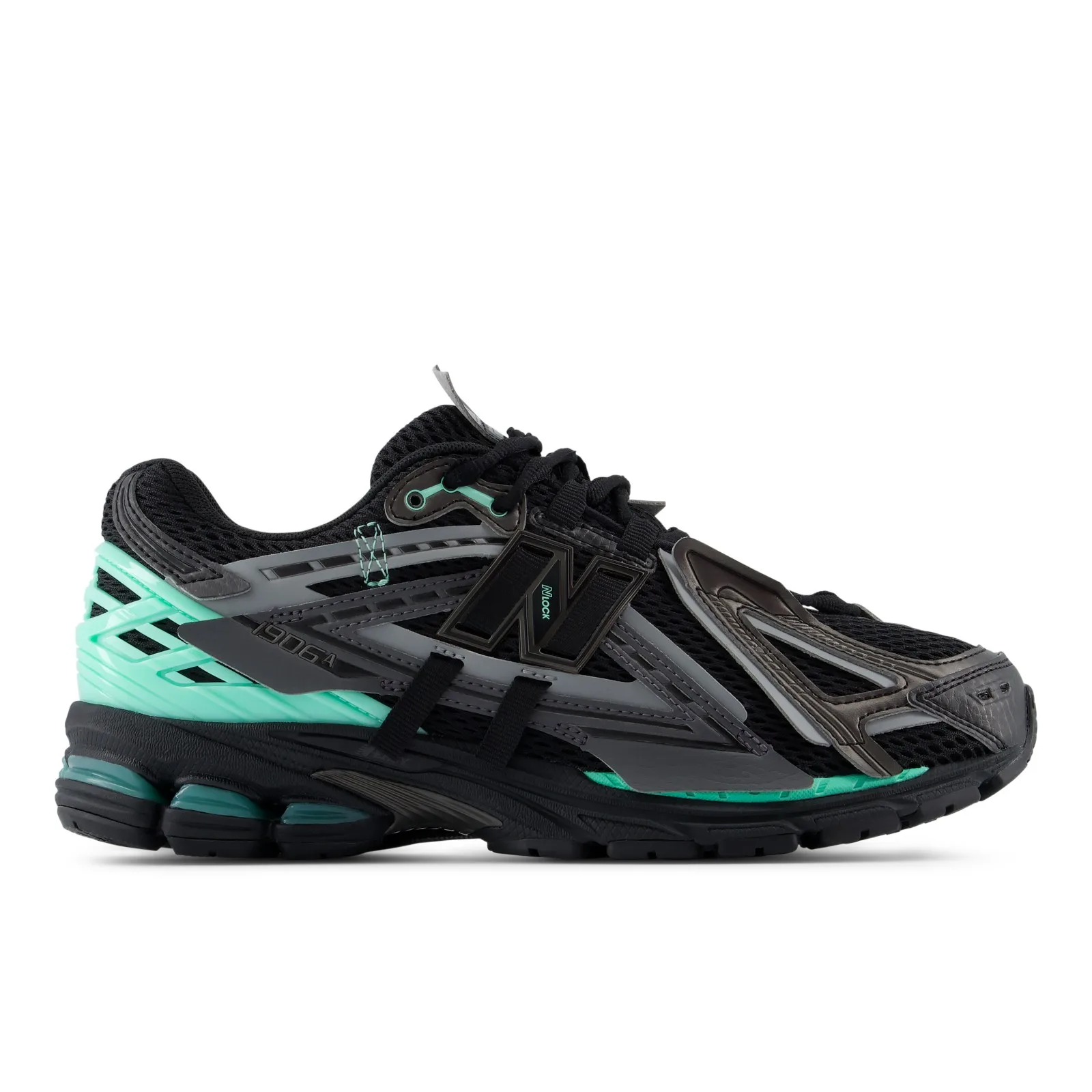 Lateral view on white, black mesh with mint heel clip and grey N logo, Black/Bright Mint